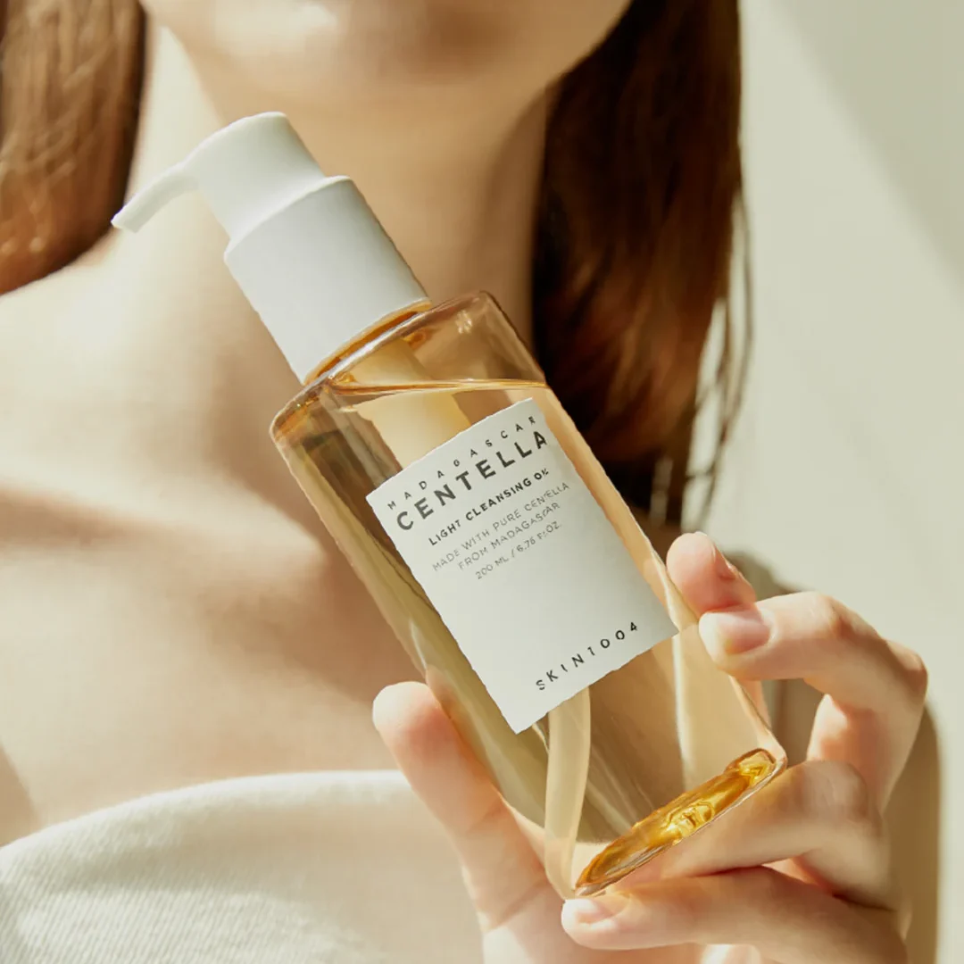 SKIN1004_-Madagascar-Centella-Light-Cleansing-Oil3_1800x1800